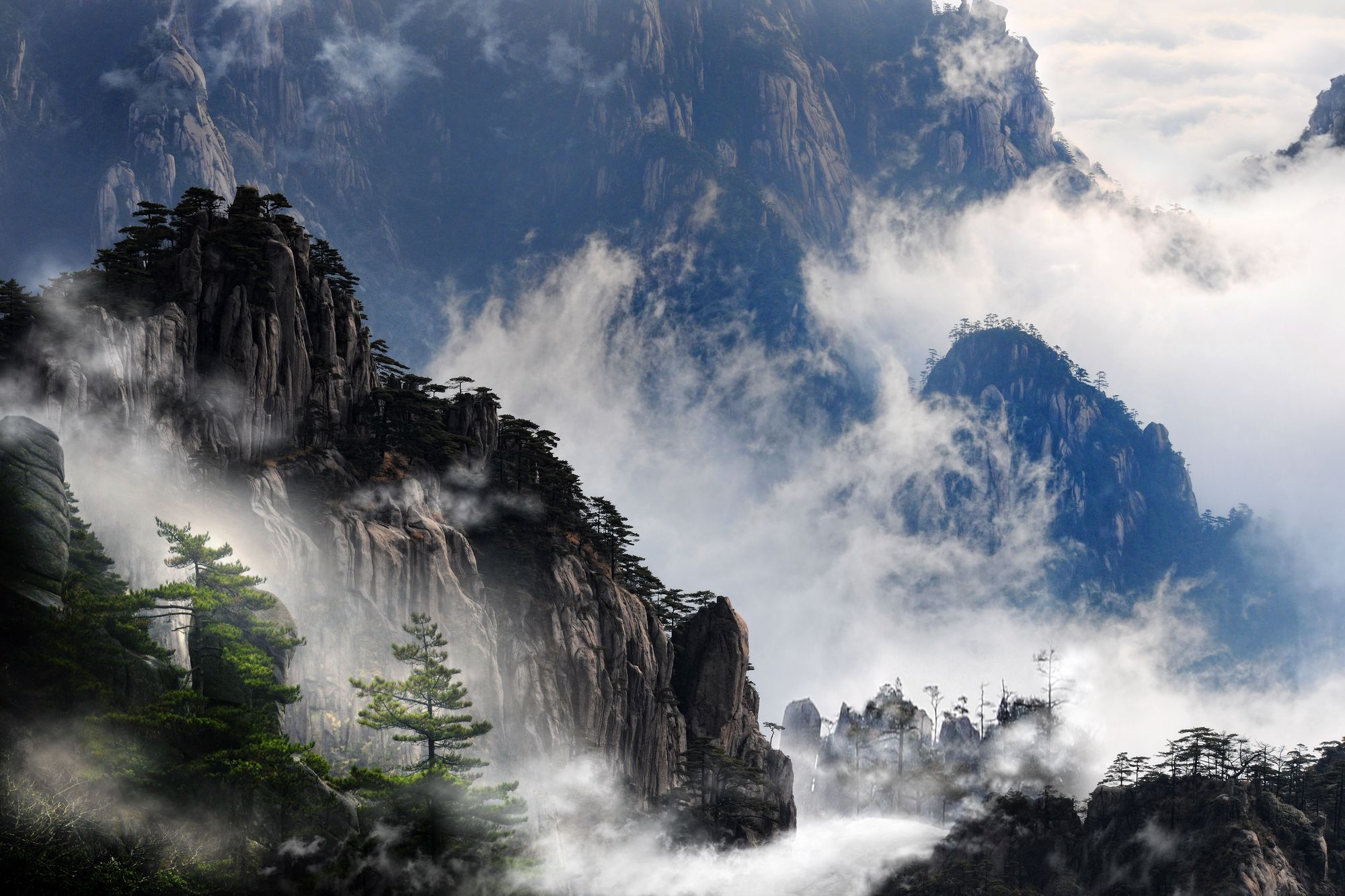 Misty mountains in Huangshan, China — misty peaks at first light